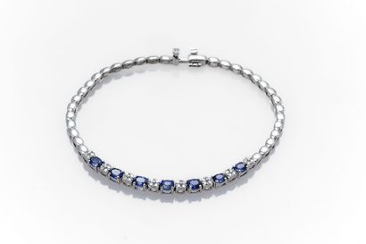 null Bracelet ligne en or blanc serti de saphirs et diamants.
Poids: 7g