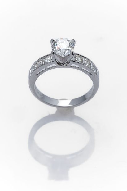 null Bague solitaire en blanc sertie d'un très beau diamant de 1 carat de couleur...