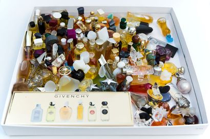 null Divers Parfumeurs - (années 1990-2000)
Assortiment de 355 diminutifs parfums...