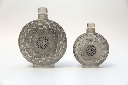 null René Lalique - "Dahlia" - (1935).
Deux flacons de la garniture de toilette "Dahlia"...