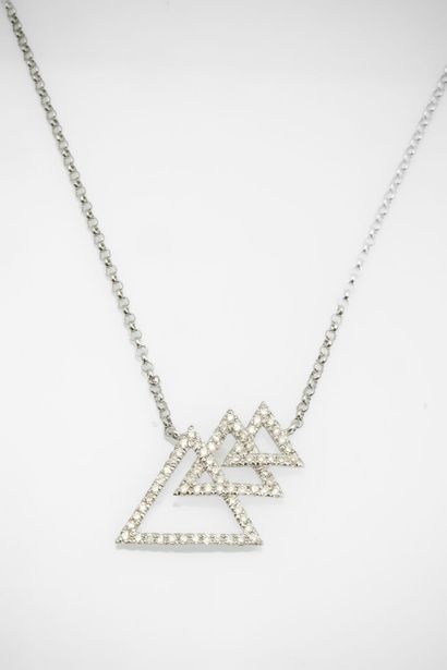 null Collier design en or blanc formant trois triangles imbriqués pavés de diamants.
Fermoir...