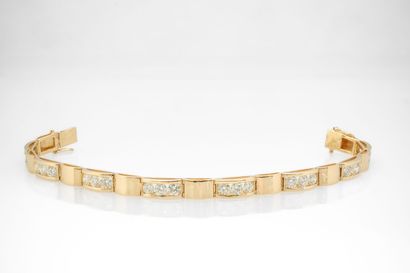 null Bracelet formé de sections rectangulaires articulées en or jaune, 750 MM, chacune...