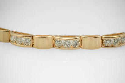 null Bracelet formed of articulated rectangular sections in yellow gold, 750 MM,...
