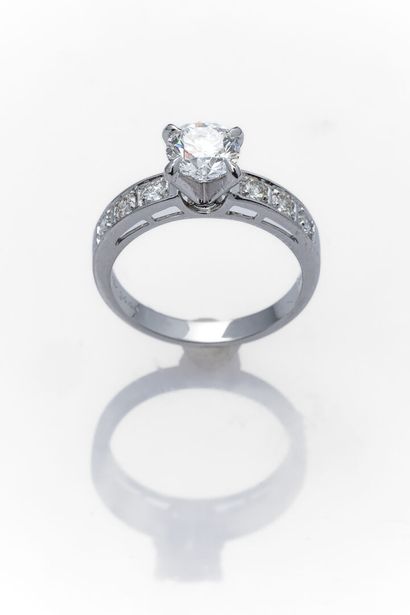 Very nice solitaire ring in white set with...