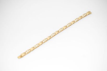 null Bracelet formé de sections rectangulaires articulées en or jaune, 750 MM, chacune...