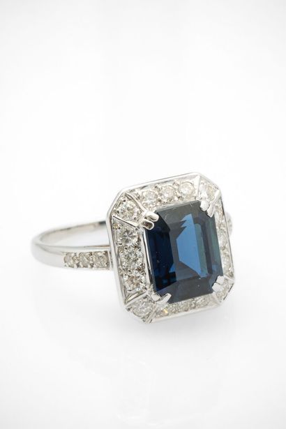 Elegant white gold ring in the Art Deco style...