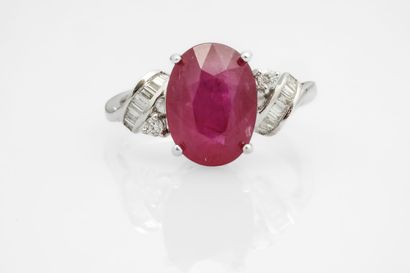 null Beautiful white gold ring set with a 3.6 carat oval ruby and modern and baguette...