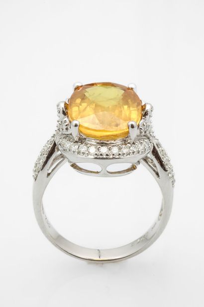 null Bague en or blanc sertie d'un saphir jaune traité taille ovale de 7.35 carats...