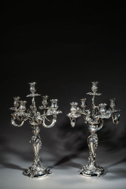 null Belle paire de candélabres en bronze argenté à 4 branches 5 lumières, base ajourée...