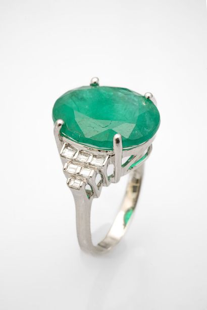 null Very attractive white gold ring set with a 6.5-carat emerald and baguette-cut...