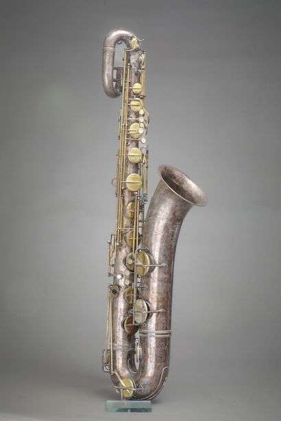 null Gras J.
Liberator baritone saxophone
Height: approx. 100 cm 
Circa 1940/50
The...