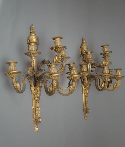 null Pair of ormolu and chased sconces with 5 lights decorated with mascaron, rosette...