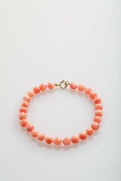 Bracelet with 26 pink pearls.
Spring ring...