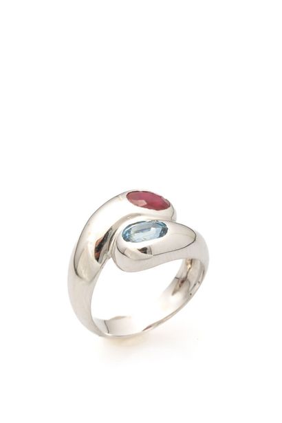 null toi et moi ring in white gold set with a ruby and a sapphire, each approx. 1...
