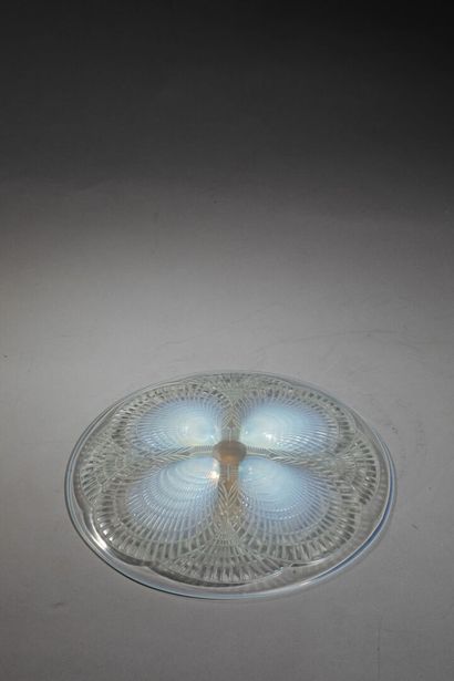 null René LALIQUE (1860-1945)
Colorless and opalescent pressed molded glass dish...