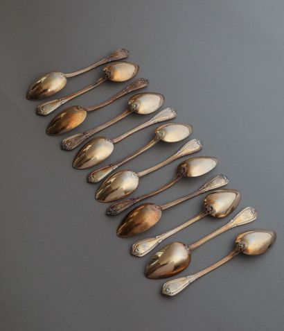 null QUEILLE
Suite of 12 vermeil teaspoons, fillet pattern enhanced with foliage.
Wear...