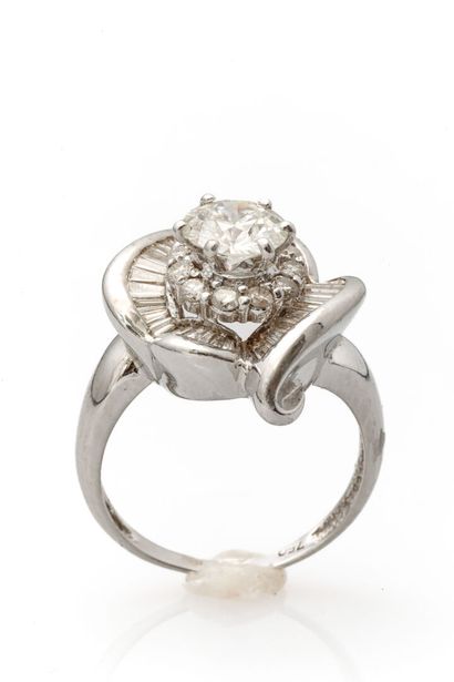null Very attractive structured ring in white gold adorned with a 1.07-carat brilliant-cut...