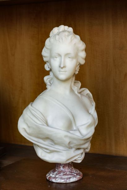 null Buste de femme en marbre blanc sur socle en marbre rouge veiné
Epoque XIXeme
Hauteur...