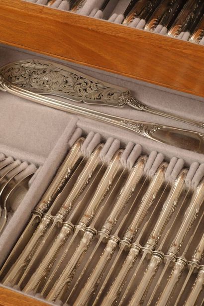 null Henri SOUFFLOT
197-piece silver set including:
18 place settings, 18 lunch settings,...
