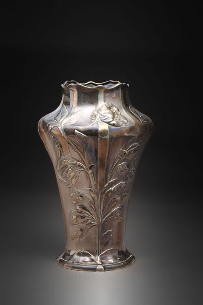 null A pretty silver vase decorated with flowers and foliage in the Art Nouveau style.
Weight:...