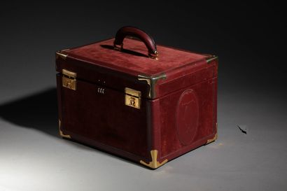 null CARTIER -( Must of)
Vanity-Case in burgundy leather and suede with signature...