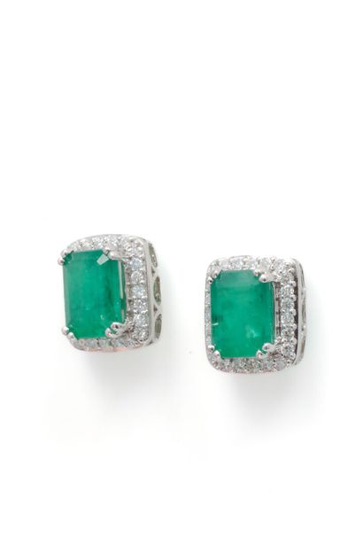 null Very pretty pair of white gold ear studs set with emeralds (approx. 3 carats...