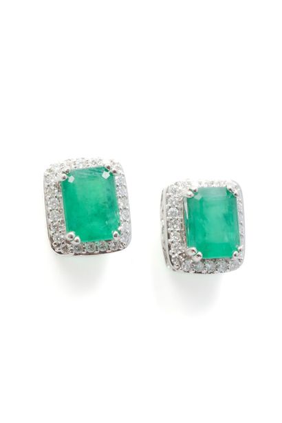 null Very pretty pair of white gold ear studs set with emeralds (approx. 3 carats...