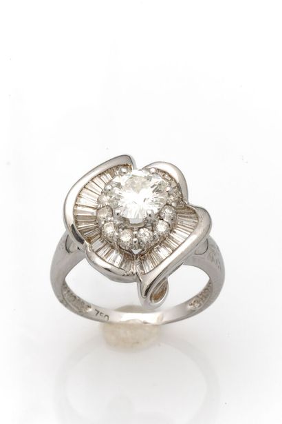 null Very attractive structured ring in white gold adorned with a 1.07-carat brilliant-cut...