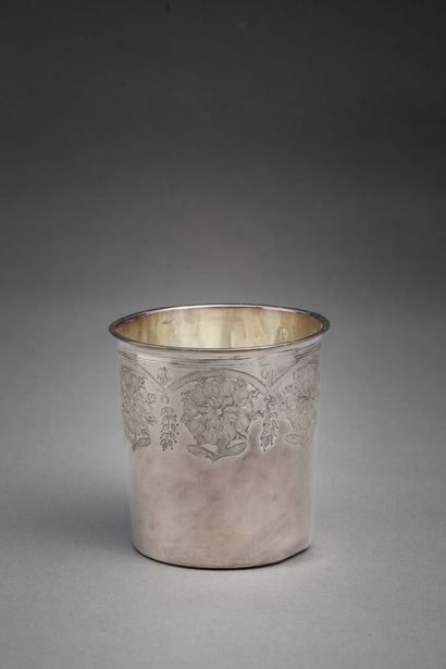 null Flat-bottomed silver tumbler decorated with a rich frieze of flowers.
Restoration...