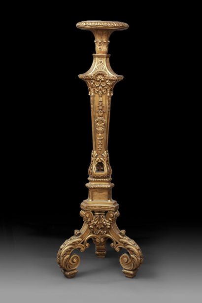 null An important tripod saddle in richly carved gilded wood.
Height: 168 cm
Second...