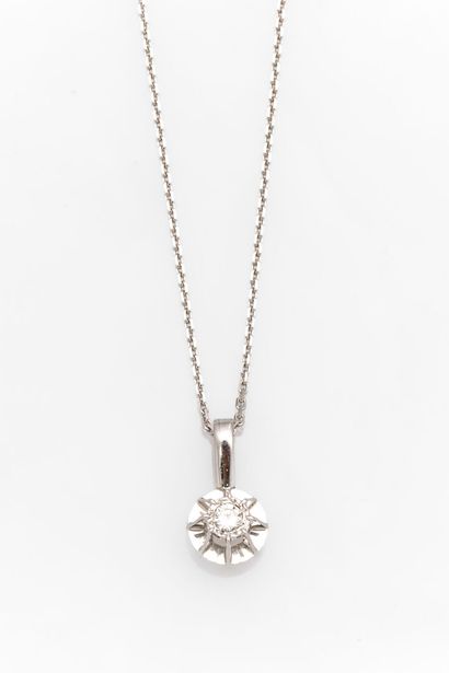 Diamond-set forçat chain pendant.
Weight:...