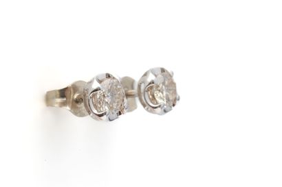 null Pair of white gold ear studs adorned with two diamonds.
Belgian baby carriage...