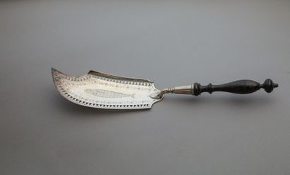 null LOUIS-ISIDORE ANGEE (ACTIVE 1834-1842)
Pretty fish scoop, silver handle decorated...