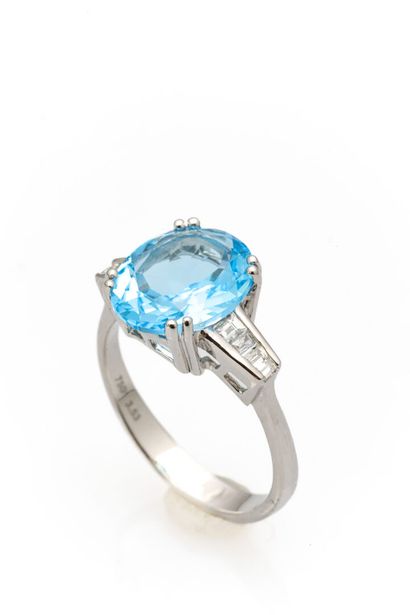 null White gold ring adorned with an oval-cut topaz of approx. 3.5 carats set with...