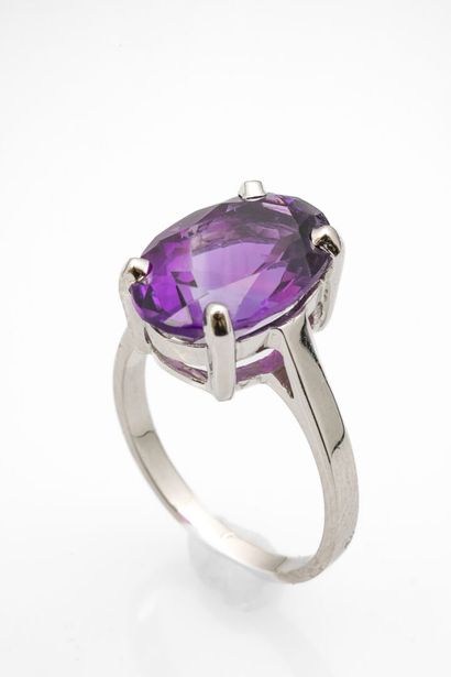 null White gold ring set with an oval-cut amethyst, approx. 5.4 carats.
Weight: 48g
Finger...