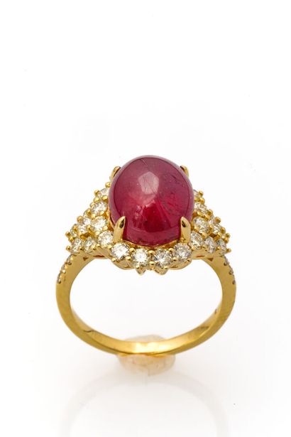 null Yellow gold ring set with a cabochon-cut treated ruby, approx. 6.5 carats, set...