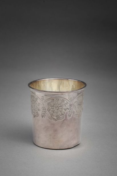null Flat-bottomed silver tumbler decorated with a rich frieze of flowers.
Restoration...