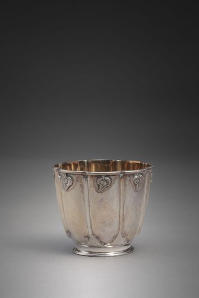 null Attractive silver gadrooned and poly-lobed tumbler decorated with ivy leaves.
Weight:...