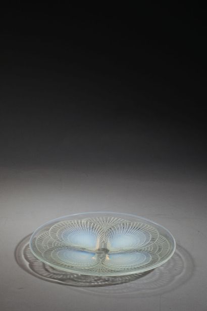 null René LALIQUE (1860-1945)
Colorless and opalescent pressed molded glass dish...
