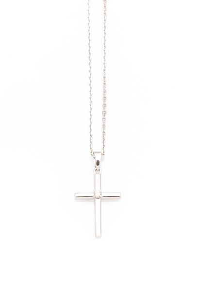 null Cross pendant and chain in white gold set with a small diamond.
Weight: 3.1...