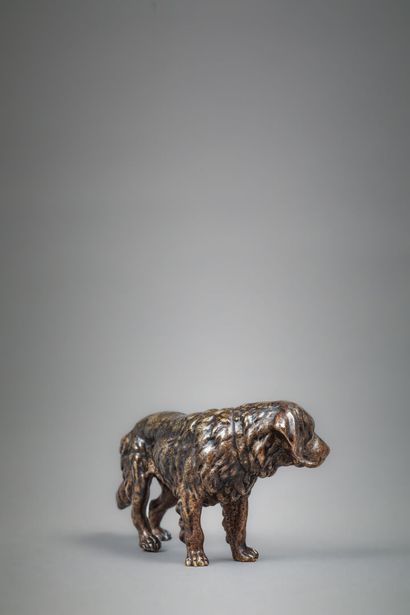 null Petit chien en bronze à patine brune.
7 x 4 cm