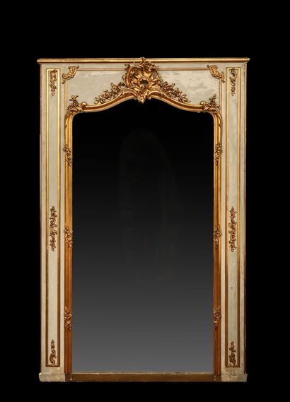 null Beau miroir (au mercure) formant trumeau en bois doré et peint à décor d'une...
