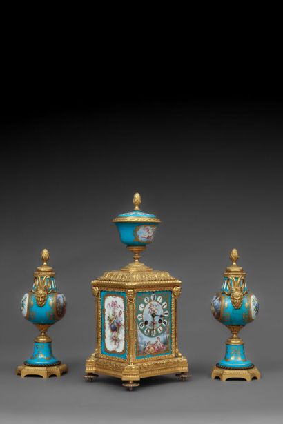 null Garniture de cheminée en porcelaine de Sèvres comprenant:
Une pendule (Leroy...