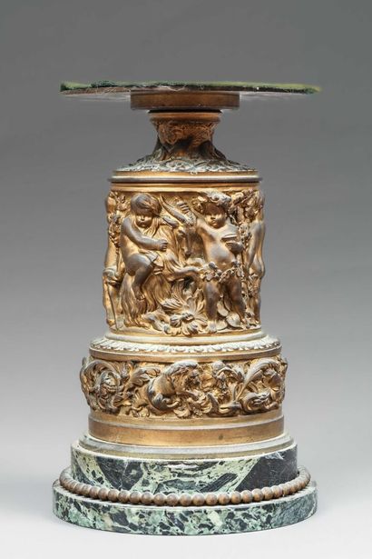 null Socle formant colonne en bronze doré à décors d'une Bacchanale reposant sur...