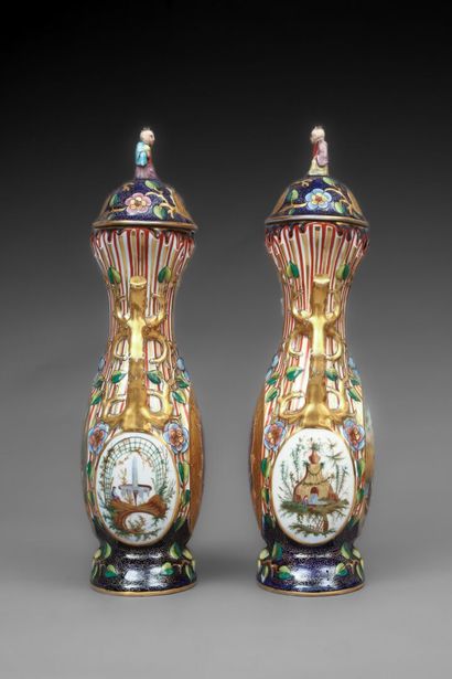 null Dans le goût de Bayeux 
Paire de vases en porcelaine richement décorées de motifs...