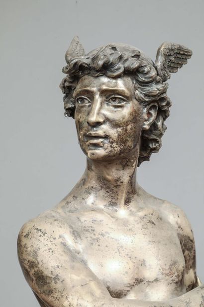 null Importante garniture comprenant:
Une statue de Mercure, dieu du commerce, en...