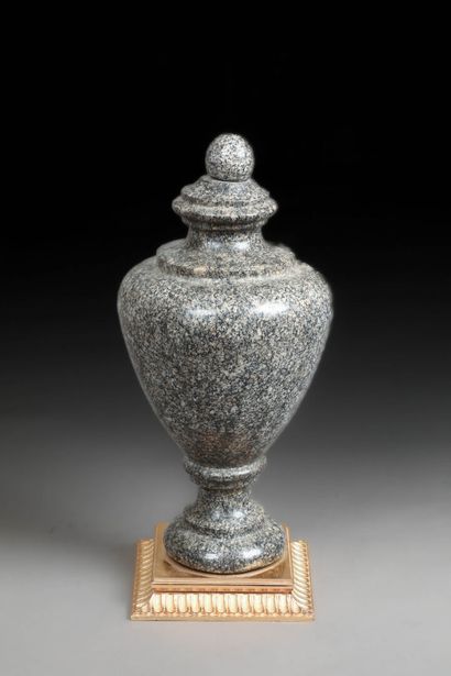null Sculpture décorative formant un vase couvert en granit.
Prise refaite..