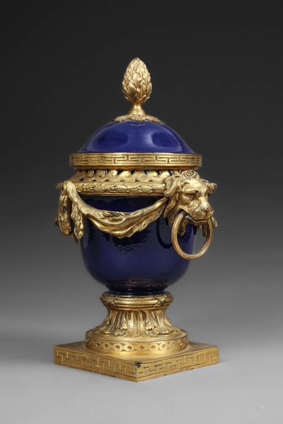 null Vase pot-pourri en porcelaine bleue de Sèvres. 
Piédouche à base rectangulaire...