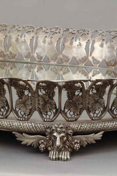 null Important surtout de table en bronze argenté fond glace, de forme ovale, décor...