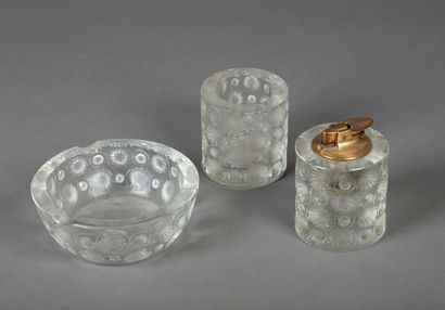 null Lalique France 1960's
Solid colorless and frosted pressed molded crystal smoker's...